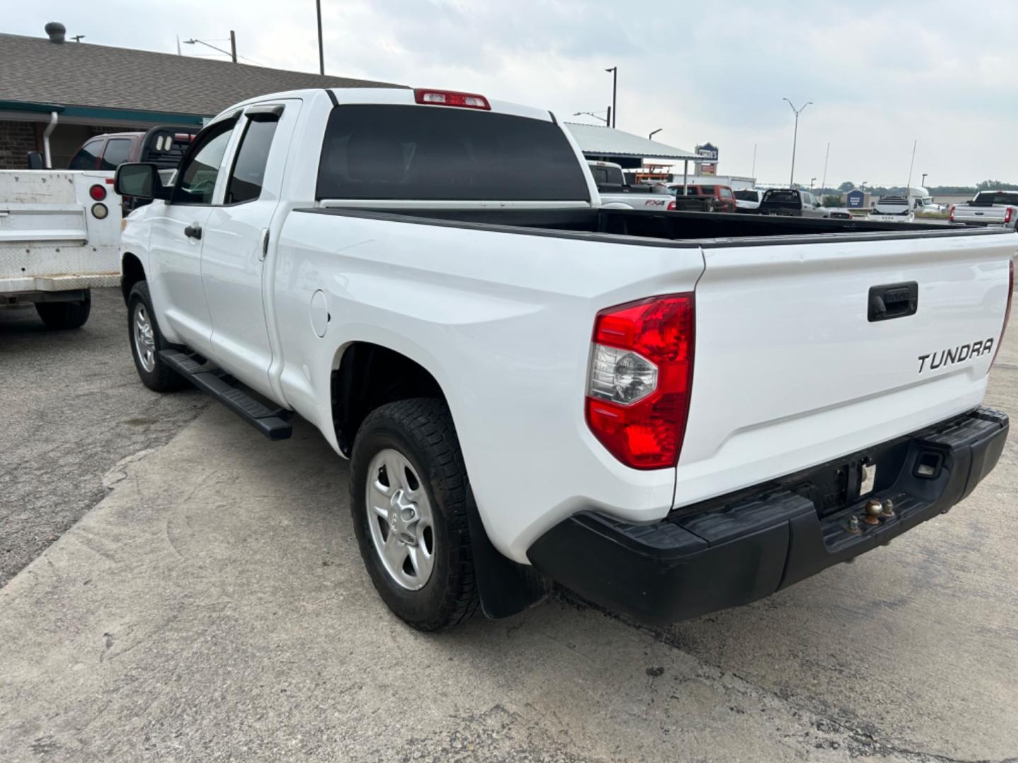 2015 White Toyota Tundra SR5 4.6L V8 Double Cab 2WD (5TFRM5F13FX) with an 4.6L V8 DOHC 32V engine, 6-Speed Automatic transmission, located at 1687 Business 35 S, New Braunfels, TX, 78130, (830) 625-7159, 29.655487, -98.051491 - Photo#8